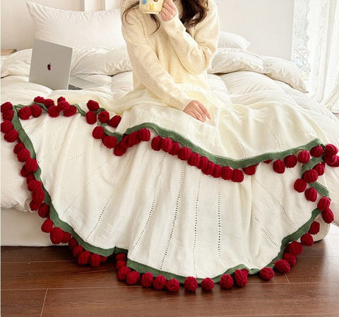 99 Roses Hand-Crocheted Bouquet Blanket: A Versatile Emblem of Eternal Romance, Offering Gentle Warmth Through Every Season（Red rose on white background）