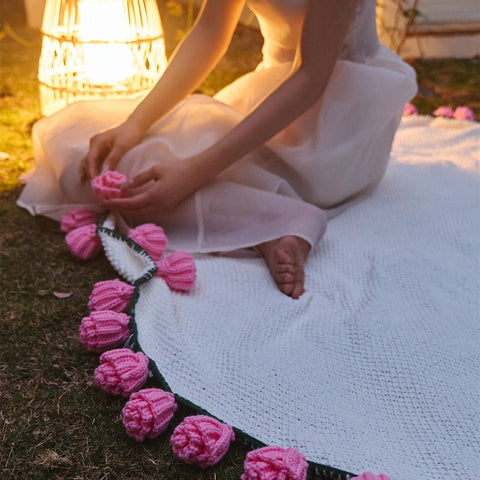 Hand-Crocheted Rose Round Blanket: A versatile romantic gift that brightens everyday warmth. (Diameter: 110 CM / 43.3 IN,PINKue)