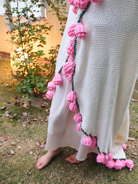 Hand-Crocheted Rose Round Blanket: A versatile romantic gift that brightens everyday warmth. (Diameter: 110 CM / 43.3 IN,PINKue)