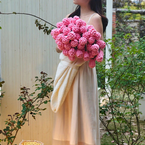 Hand-Crocheted Rose Round Blanket: A versatile romantic gift that brightens everyday warmth. (Diameter: 110 CM / 43.3 IN, Fog white)