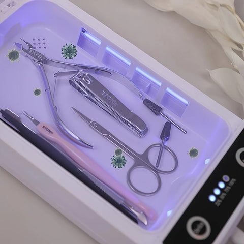 Portable Nail Disinfection Box, USB powered. Built‑in UV fast sterilization, suitable for nail and tattoo tools, PVC/plastic material, the ideal hygiene assistant for salons and studios.
