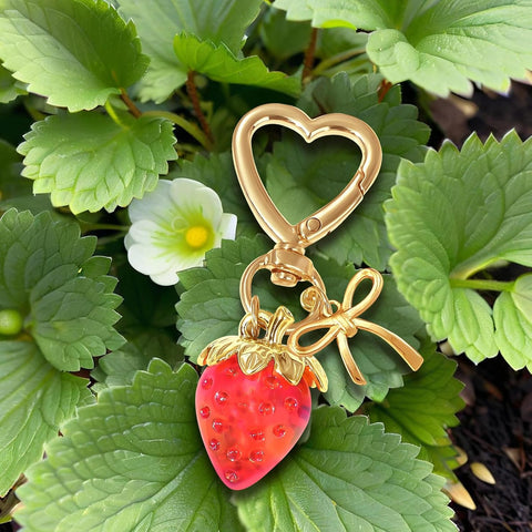 Beautiful Strawberry Keychain Supplies Hanging Bag Charms for Girls, Cute Purse Charms Gifts for Women, Strawberry Charm Decorations, Cute Keychains Accessories for Ladies' Bags and Key Holders