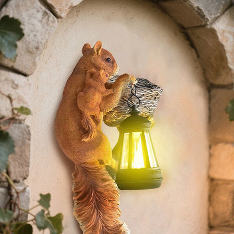 Retro Squirrel Lantern Solar-Powered Outdoor Wall Light, Solar-Powered with Light Sensor, Outdoor Garden and Courtyard Wall Decor, Balcony and Tree-Mounted Ambiance Night Light, Courtyard Statue and Ornament
