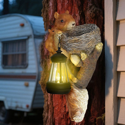 Retro Squirrel Lantern Solar-Powered Outdoor Wall Light, Solar-Powered with Light Sensor, Outdoor Garden and Courtyard Wall Decor, Balcony and Tree-Mounted Ambiance Night Light, Courtyard Statue and Ornament