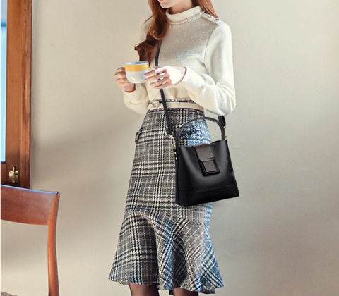 Black Versatile Bucket Bag - Stylish Trend Shoulder Handbag with Large Capacity Crossbody for Women (21x10x30 cm)