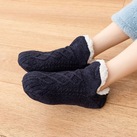 Winter Cozy Warm Loungewear Gift Set – 170 × 200CM Dark Grey Flannel Fleece Wearable Blanket with Adjustable Sleeves Large Front Pocket and Back Velcro Closure, Free L Size Sherpa Fleece Cable Knit Anti-Slip Slipper Socks for Home Relaxation
